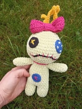 Scrump Doll inspired Lilo and Stitch crochet toy.Dimensions approx: Height approx. 23cm (9 inches) (including the bow).The Toy is made by hand from high-quality OEKO-TEX certified yarn, using the the hypoallergenic filling. No plastic details.&nbsp;Care instructions: Hand washable at up to 30, do not tumble dry, only dry flat.Please note:Small variations in size and facial expression are possible.