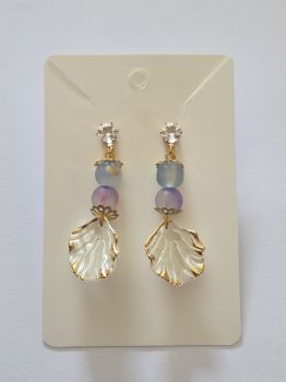 Lovely earrings with white pearl and gold coloured shell charms attached to beads in blue hues.
Small gold filigree designs and a gem earring stud.&nbsp;
