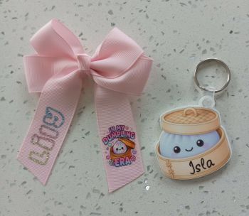 Personalised Girls Dumpling Era Hair Bow&nbsp;
*Cute Dumpling Bow
*Personalised with any Name
* In my Dumpling Era
* Size Approx: 4&Prime;
* Crocodile clip to back
+ DUMPLING Keyring chosen at Random (Personalised)