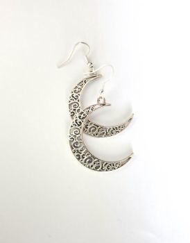 Pretty antique silver tone filigree earrings in a lovely crescent moon shape. Light and easy to wear. Great for day or evening wear! Gift them, or treat yourself!