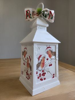 
Beautiful Christmas Lantern&nbsp;
&nbsp;
Led Candle integrated, battery operated
&nbsp;
Hand paintted and decorated with decoupage techniques&nbsp;


&nbsp;
Lantern size: 25.5cm x 10 cm
