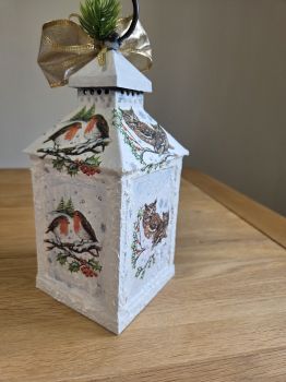 
Beautiful Christmas Lantern&nbsp;
&nbsp;
Led Candle integrated, battery operated
&nbsp;
Hand paintted and decorated with decoupage techniques&nbsp;


&nbsp;
Lantern size: 25.5cm x 10 cm
