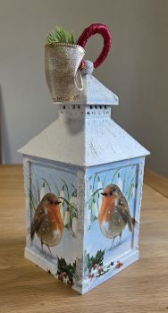 
Beautiful Christmas Lantern&nbsp;
&nbsp;
Led Candle integrated, battery operated
&nbsp;
Hand paintted and decorated with decoupage techniques&nbsp;


&nbsp;
Lantern size: 25.5cm x 10 cm
