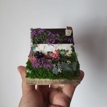 A charming old Irish cottage made entirely by hand!&nbsp; A charming, rustic addition to any shelf or desk!
8/8.5/7 cm!