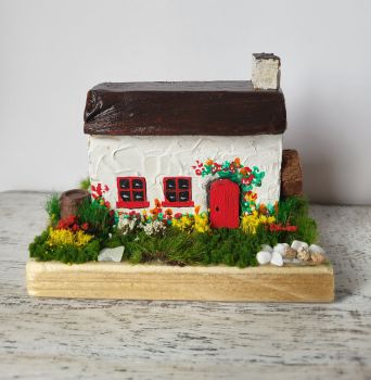 Handcrafted old Irish cottage, hand-painted with acrylics and beautifully decorated! This 9/6.5/6 cm miniature is perfect for any gift!