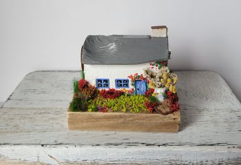 Enhance your rustic home decor with this handcrafted miniature Irish cottage, 8.5/7/6 cm handcrafted and hand-painted.