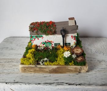 Handcrafted miniature Irish cottage, 9/8/6 cm, makes a perfect gift to warm every home!