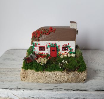 Handcrafted tiny wooden Irish cottage, painted with acrylic colour and beautifully decorated on all sides!
Perfect for a gift. 9/8/7 cm.