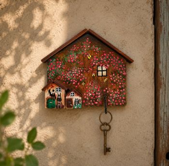 Beautiful 15/15 cm handcrafted wooden key holder, made from reclaimed wood and painted with acrylic color.