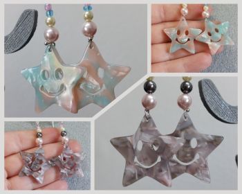 Bright and playful, these handmade dangle earrings feature beaded details paired with an adorable pastel resin smiley star.&nbsp;
Designed to bring a fun and cheerful vibe, these earrings combine soft pastel tones with a whimsical design, making them perfect for everyday wear or adding a cute touch to any outfit.
Each piece is carefully crafted by hand, blending beads and resin elements to create lightweight yet eye-catching accessories. The glossy resin finish enhances the colours and gives the smiley star its smooth, vibrant look.
Due to the handmade process and resin finishing, slight variations in color, bead arrangement, and details may occur, making each pair uniquely yours.
These earrings are a perfect gift for anyone who loves fun, colourful, and expressive jewellery.
✨Allow for some color difference