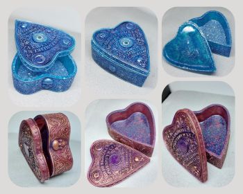 Add a mystical touch to your collection with this enchanting tear-shaped trinket box inspired by classic spirit communication boards.&nbsp;
Designed with intricate symbolic details, this decorative resin box is both functional and eye-catching, making it perfect for storing jewelry, crystals, charms, keepsakes, or other small treasures.
Made with resin, each piece is carefully finished to highlight the fine details.
🌟 Allow some color difference