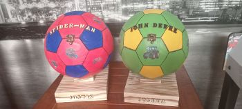 Handmade Wooden Ball Bar &ndash; A Unique Gift for Every Occasion
Looking for a gift that's truly one of a kind? Our handcrafted wooden ball bar is the perfect choice for birthdays, anniversaries, weddings, Father's Day, Christmas, or any special occasion.
Each wooden ball is carefully handcrafted from high-quality wood and can be fully customized to your taste. It doesn't have to be a football club design&mdash;you can choose any color, logo, theme, or personal idea, making every piece completely..