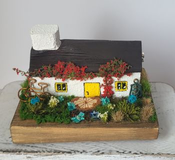 A tiny piece of Ireland handcrafted from reclaimed wood, features a vibrant yellow door, beautiful small decorations! 11/8/7 cm perfect for any shelfs or mantel or a unique gift!