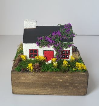 This small miniature Irish cottage is made from reclaimed wood and painted with acrylic color, perfect for unique gifts!10/8/7 cm
