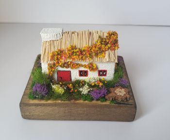 Handcrafted from reclaimed wood, this miniature Irish cottage is perfect for any shelf or mantel, or a unique gift measuring 10/8/7 cm!