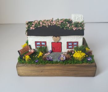 Unique handcrafted cottage with beautiful hand-painted walls and carefully decorated! 10/8.5/7 cm is perfect for a special gift!