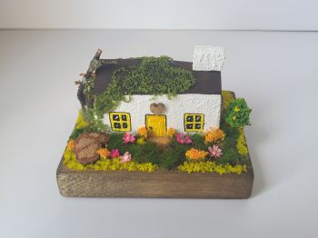 One-of-a-kind handcrafted Irish old cottage made from reclaimed wood and painted with acrylic colour is perfect for any special gift! 10/8/7 cm!