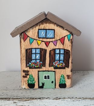 Beautiful tiny wooden house, handcrafted from reclaimed wood and painted with acrylic, is perfect for any shelf or desk!&nbsp;
6.5/4/10 cm!