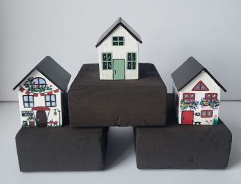 Beautiful handcrafted miniature houses, each hand-painted with acrylic on both sides and finished with varnish! Approx. 4/4/6 cm are perfect for any shelf or desk!