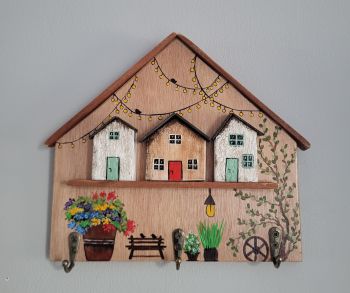 Brighten your hallway with this handcrafted wooden key holder, made from reclaimed wood and hand-painted with acrylic. 20/21 cm , beautiffuly designed as a piece of functional key rack! Perfect for your hallway or for a gift for handmade lovers!