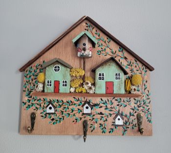 Handcrafted wooden key holder, made from reclaimed wood and hand-painted with acrylic, 20/21 cm. It is perfect for entryways or as a special gift for lovers of handmade goods!