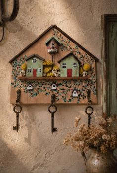Handcrafted wooden key holder, made from reclaimed wood and hand-painted with acrylic, 20/21 cm. It is perfect for entryways or as a special gift for lovers of handmade goods!