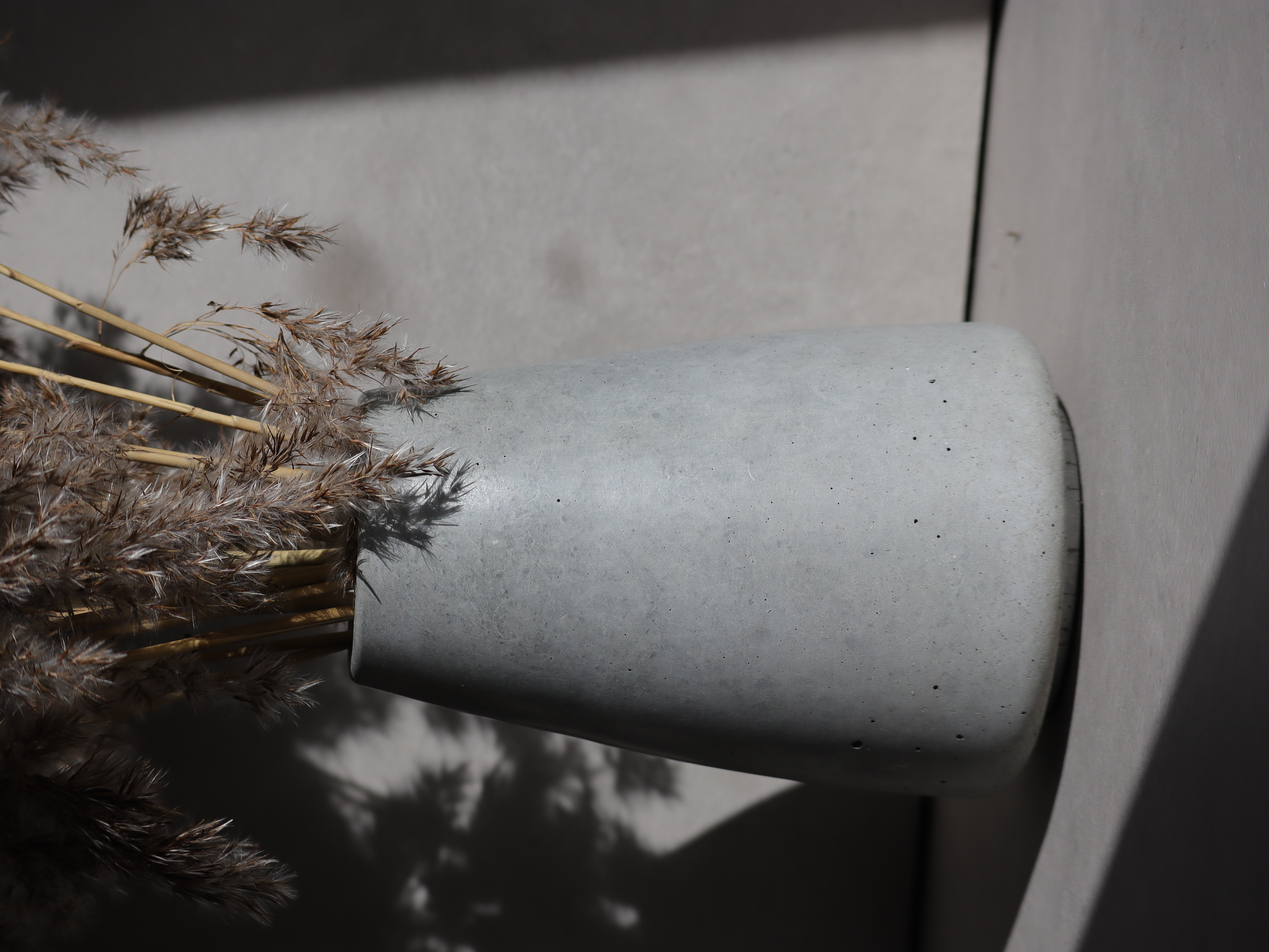 Minimalistic concrete vase. Suitable for dried flowers.
Size: height 18cm, bottom 12.5cm
Weight: ~3kg&nbsp;