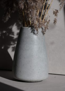 Minimalistic concrete vase. Suitable for dried flowers.
Size: height 18cm, bottom 12.5cm
Weight: ~3kg&nbsp;