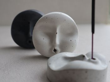 Concrete incense holder, for your rituals...
&nbsp;
Size 6 x 2.5cm
&nbsp;
Give your face a plate! Pair this cheeky incense holder with one of our concrete trays to catch falling ashes, protect your surfaces, and create a stylish incense station that's as practical as it is eye-catching.
Please Note - trays featured in the images are sold separately.