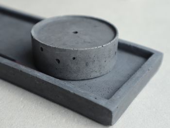 Round insence holder for your rituals.. Ideal to use with a concrete tray to catch the falling ashes..&nbsp;
6.5 x2.5 cm
Each item is unique due to the shade of colour and texture that is formed by air bubbles when pouring the concrete mixture.&nbsp;