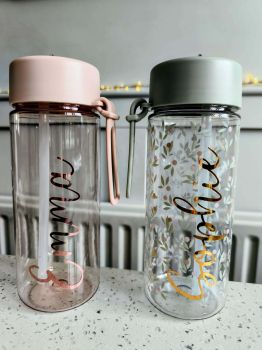 
Personalised Re-Usable 700ml Drinks Water Bottle with Flip Straw
*700ml
&nbsp;
*Lightweight bottle with flip straw
*In Green Floral, Peachy Pink or Blue
*Perfect for Back to School&nbsp;
*Personalised with any Name
