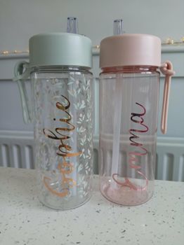 
Personalised Re-Usable 700ml Drinks Water Bottle with Flip Straw
*700ml
&nbsp;
*Lightweight bottle with flip straw
*In Green Floral, Peachy Pink or Blue
*Perfect for Back to School&nbsp;
*Personalised with any Name
