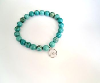 Ocean vibes to wear every day with this gorgeous faux turquoise bracelet and dainty wave charm. Gift to a friend, or treat yourself!