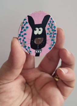 Hand-painted wooden magnet, approx. 4/4 cm, features a cute dog and blue flowers with a pink background!