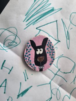 Hand-painted wooden magnet, approx. 4/4 cm, features a cute dog and blue flowers with a pink background!