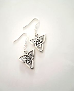 Showcase your effortless elegance with these beautiful trinity knot earrings, lightweight enough for daily wear, yet sophisticated enough for special occasions!&nbsp; Perfect for gifting, or a personal treat!