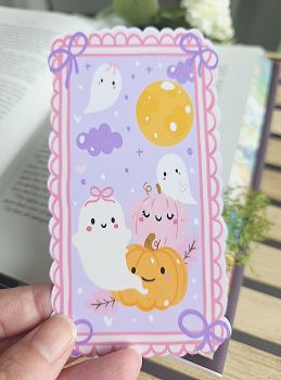 Bring a touch of cosy, spooky magic to your reading routine! This handmade bookmark features whimsical pastel ghosts, smiling pumpkins, and a soft lavender sky framed with dainty bow details. Perfect for cosy Autumn reading, spooky-season book lovers, or adding a pop of cute aesthetic to your favourite novels.