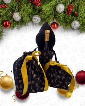 This gift bag is made using gold holly leaves on black 100% cotton Christmas fabric. This gift bag set includes 2 gift bags and 1 wine bottle holder (standard size). It is finished to a high standard and is drawstring tied with coordinating gold ribbon. It is reusable gift wrapping and will make a great tradition for wrapping Christmas presents.