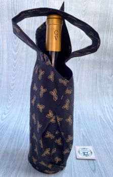 This wine bottle fabric gift bags is made using gold holly leaves on black Christmas fabric. This gift bag set includes 2 wine bottle holders (standard size). It is finished to a high standard and has a fabric handle to carry the wine bottle. It is a reusable gift wrapping and will make a great tradition for wrapping Christmas presents.