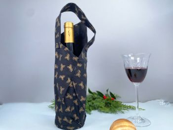 This wine bottle fabric gift bags is made using gold holly leaves on black Christmas fabric. This gift bag set includes 2 wine bottle holders (standard size). It is finished to a high standard and has a fabric handle to carry the wine bottle. It is a reusable gift wrapping and will make a great tradition for wrapping Christmas presents.