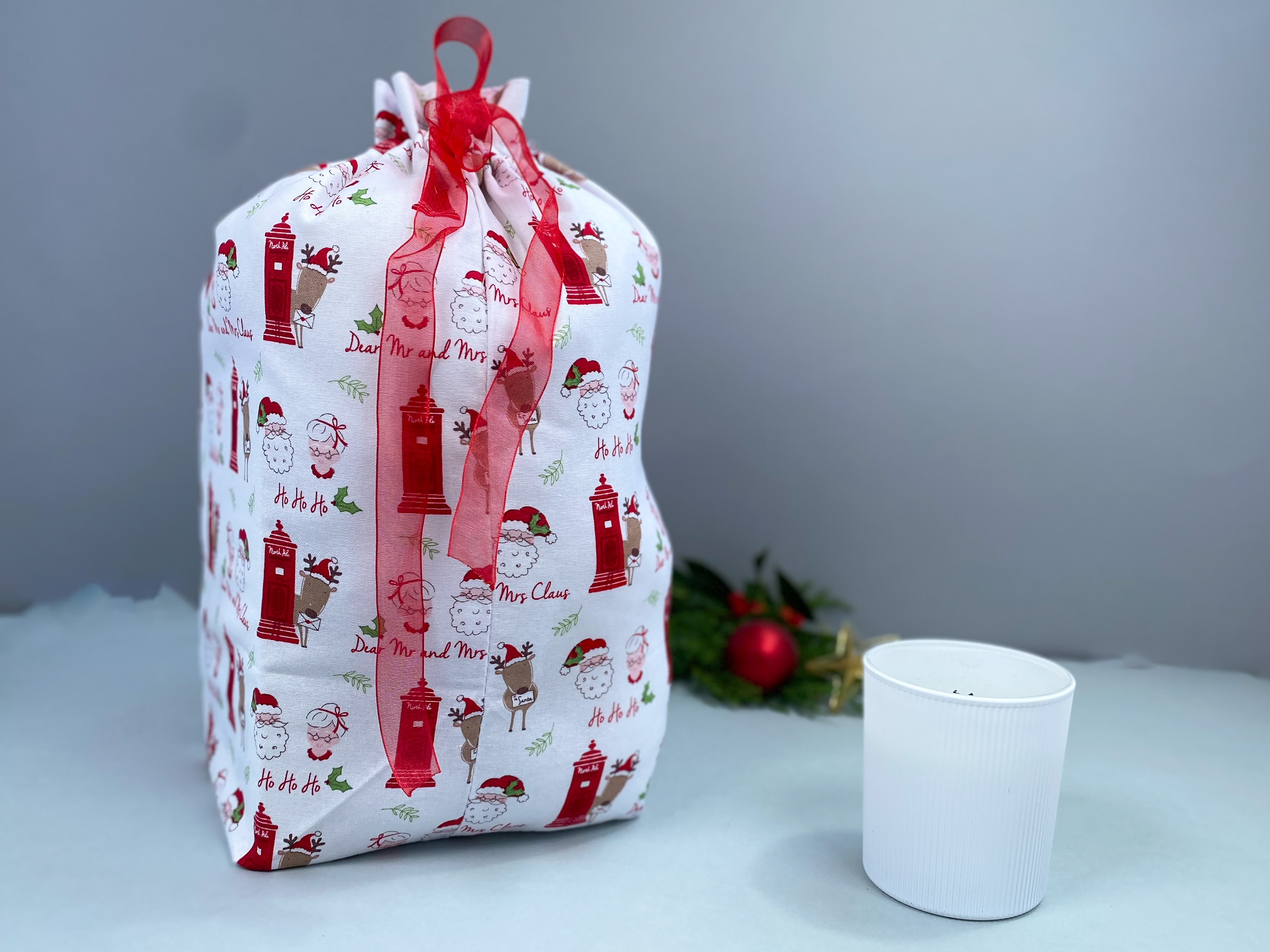 I've made this set using Christmas fabric. This gift bag set includes 2 gift bags. They are finished to a high standard and is drawstring tied with coordinating red ribbon. It is reusable gift wrapping and will make a great tradition for wrapping Christmas presents.