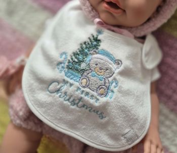 🎄 A special little keepsake for baby's very first Christmas 🎄
Celebrate their first Christmas with a personalised embroidered baby bib, made especially for your little one.
Beautifully embroidered with &ldquo;My 1st Christmas&rdquo; and your chosen baby&rsquo;s name, this cute bib makes a wonderful addition to their festive outfit and is perfect for capturing those all-important Christmas photographs.
Whether you're a grandparent, godparent, auntie, uncle, friend or new parent, this personalised bib makes a thoughtful and memorable Christmas gift for a new baby.
❤️ Perfect for
Baby's first Christmas
Christmas Day photographs
Christmas dinner and festive celebrations
A new baby Christmas gift
Grandparents looking for a special keepsake
Godparents, aunties and uncles buying a personalised present
A thoughtful gift for new parents