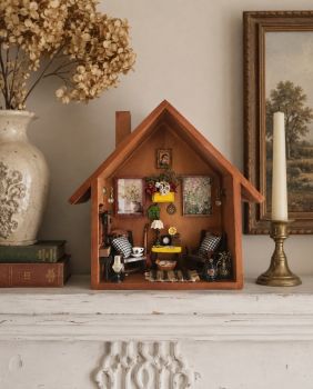 Handmade miniature room diorama in a wooden box, you can hang on walls or rest on a shelf, mantel or as a unique gift! 18.5/23.5/7.5 cm is 1:12 scale&nbsp;