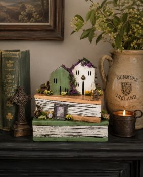 Handcrafted wooden books made from reclaimed wood and hand-painted with acrylic and decorated with miniature items! A one-of-a-kind type of art, special for any space or as a special gift! 14/9/15 cm.