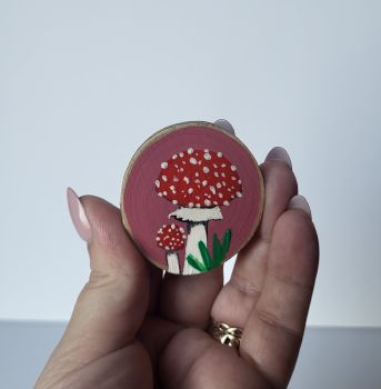 Beautifully hand-painted wooden magnet with acrylic colour, special for any space with a magnetic board or for your fridge. Approx. 4.5/5 cm.