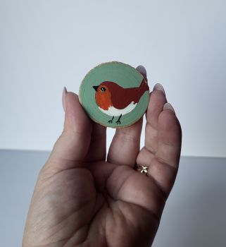 Handmade wooden magnet features a cute robin, hand-painted with acrylic, approx. 4.5/4.5 cm, perfect as a cute gift or for your fridge.