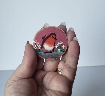 Handmade wooden magnet, painted with acrylic and sealed with varnish, featuring a robin and a strong magnet. Approx. 4.5/4.5 cm is perfect for your fridge or makes a cute gift!