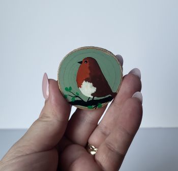 Beautifully hand-painted wooden magnet with acrylic and varnish finish. Approx. 4.5/4.5 cm is perfect for your fridge or as a cute gift.