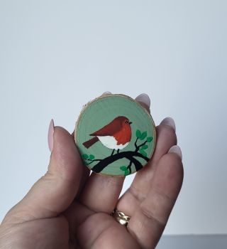 Cute little robin, hand-painted with acrylic on wood, is perfect for your fridge or as a special gift. Approx. 4.5/4.5 cm