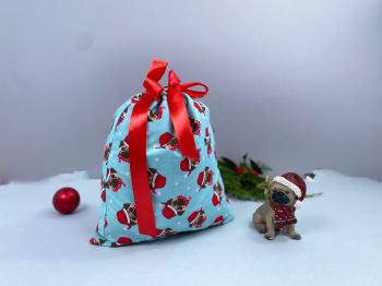 This gift bag set are made using Pugs wearing Santa hats fabric. This gift bag set includes 2 gift bags. They are finished to a high standard, are fully lined in festive red cotton fabric and are drawstring tied with coordinating red ribbon. It is reusable gift wrapping and will make a great tradition for wrapping Christmas presents.&nbsp;